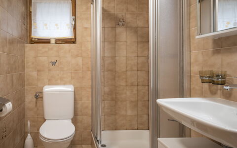 Le Tzanton: Marron, Propriété, Luminaire Plomberie, Évier, Robinet, Salle De Bains, Miroir, Violet, Toilette