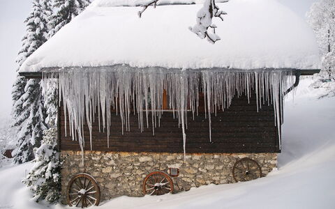 Chalet de la Vue des Alpes: Neige, L'Hiver, Stalactite, La Glace, Gelé, Arbre, L'Eau, Gel, Maison, Domicile