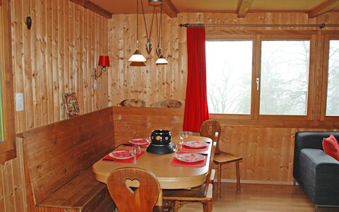 Chalet de la Vue des Alpes: Pièce, Propriété, Meubles, Bâtiment, Design Intérieur, Table, Bois, Maison, Salle À Manger, Dur