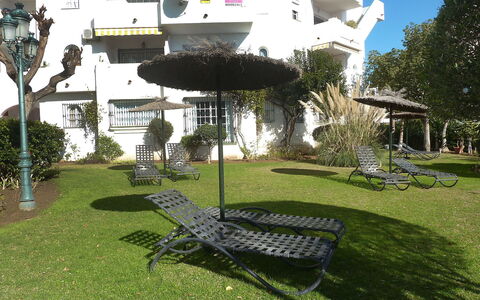 Benalmádena Costa 121: Propriété, Maison, Architecture, Herbe, Arbre, Immobilier, Bâtiment, Cour, Plante, Pelouse