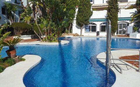 Benalmádena Costa 121: L'Eau, Plante, Propriété, Bâtiment, Fenêtre, Bleu Azur, Piscine, Éclairage, Architecture, Arbre