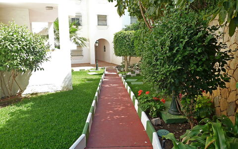 Benalmádena Costa 121: Propriété, Passerelle, Herbe, Cour, Jardin, Immobilier, Plante, Arbuste, Aménagement Paysager, Famille Grass
