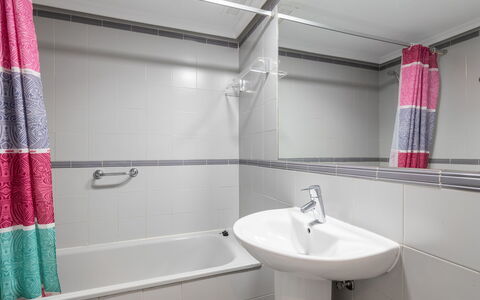 Benalmádena Costa 121: Luminaire Plomberie, Propriété, Robinet, Évier, Salle De Bains, Violet, Baignoire, Éclairage, Lavabo, Sol