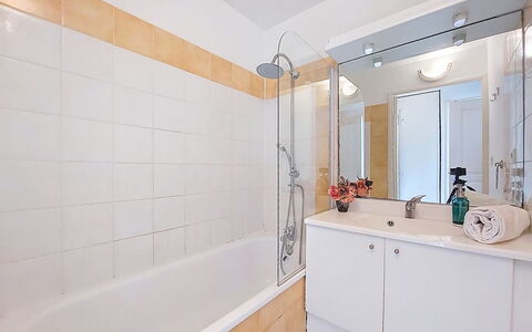 Le Myflower: Salle De Bains, Luminaire Plomberie, Design Intérieur, Sol, Baignoire, Sol, Robinet, Évier, Lavabo, Plomberie