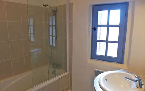 La Cadièrienne: Salle De Bains, Pièce, Propriété, Tuile, Mur, Luminaire Plomberie, Accessoire Salle De Bain, Armoire De Toilette, Sol, Plâtre