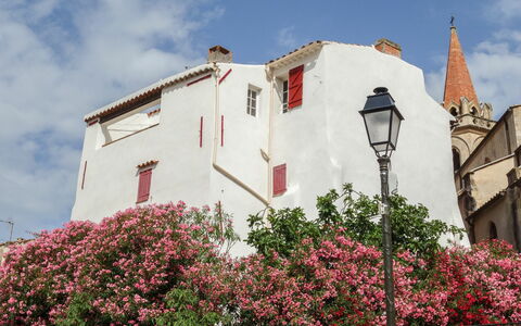 La Cadièrienne: Ciel, Fleur, Nuage, Plante, Bâtiment, Fenêtre, Maison, Éclairage Public, Façade, Toit