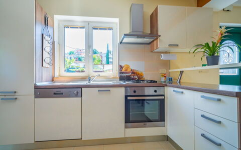 Sandra: Evier, Cabinetry, Comptoir, Propriété, Appareil De Cuisine, Évier, Électroménager, Cuisine, Cuisinière, Bâtiment