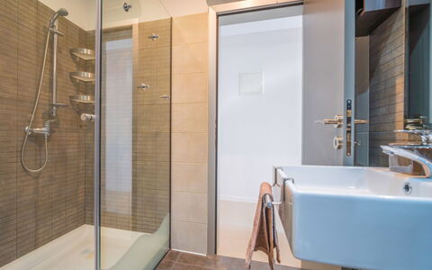 Sandra: Luminaire Plomberie, Baignoire, Porte De Douche, Robinet, Tete De Douche, Salle De Bains, Douche, Design Intérieur, Architecture
