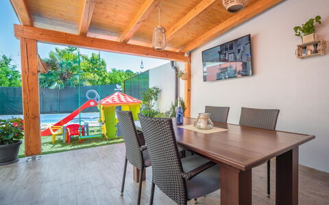 Sandra: Table, Meubles, Plante, Chaise, Plante D'Appartement, Pot De Fleur, Bois, Porche, Design Intérieur, Bâtiment