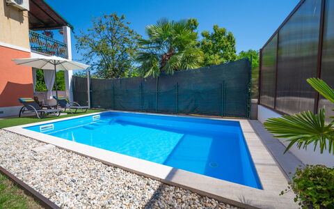 Sandra: Plante, L'Eau, Ciel, Piscine, Bâtiment, Bleu Azur, Ombre, Arbre, Fenêtre, Rectangle