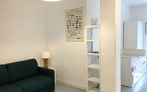 Pithecusa: Pièce, Meubles, Propriété, Étagère, Éclairage, Design Intérieur, Plafond, Mur, Sol, Bâtiment
