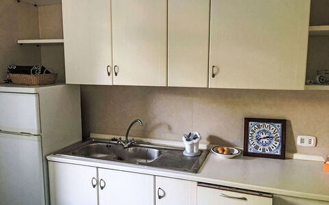 Pithecusa: Cuisine, Appareil De Cuisine, Cabinetry, Evier, Comptoir, Principaux Appliance, Bois, Sol, Meubles, Évier