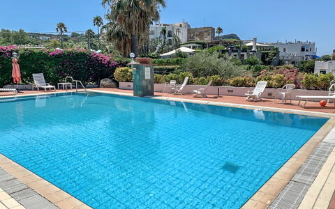 Pithecusa: L'Eau, Ciel, Plante, Propriété, Piscine, Bâtiment, Bleu Azur, Arbre, Mobilier De Jardin, Rectangle