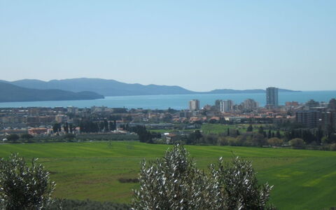 Villa Dei Cipressi: Ciel, Skyline, Jour, Atmospherique Phénomène, Ville, Établissements Humains, Plaine, Herbe, Arbre, Colline