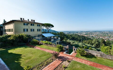 Villa Camaiore: Propriété, Immobilier, Bâtiment, Maison, Biens, Ciel, Domicile, Zone Résidentielle, Architecture, Manoir