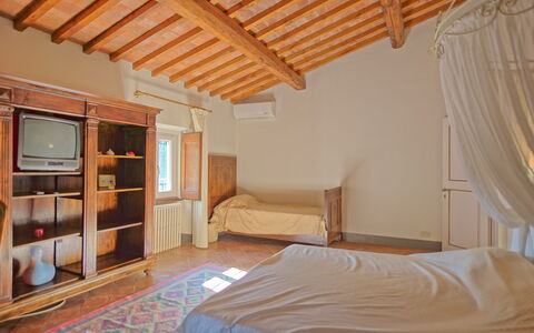 Villa Camaiore: Pièce, Chambre, Propriété, Lit, Meubles, Bâtiment, Plafond, Maison, Drap De Lit, Design Intérieur