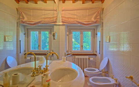 Villa Camaiore: Pièce, Propriété, Salle De Bains, Design Intérieur, Bâtiment, Maison, Immobilier, Sol, Meubles, Architecture