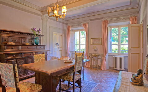 Villa Camaiore: Pièce, Propriété, Bâtiment, Meubles, Design Intérieur, Plafond, Domicile, Salle À Manger, Maison, Biens