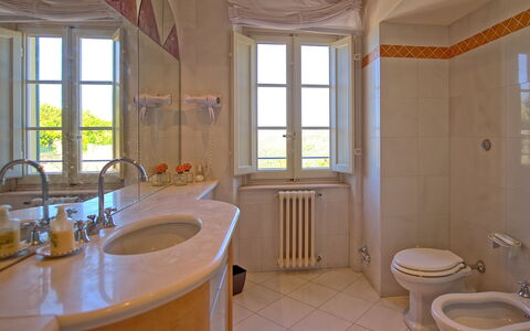 Villa Camaiore: Salle De Bains, Pièce, Propriété, Design Intérieur, Bâtiment, Sol, Maison, Tuile, Architecture, Immobilier