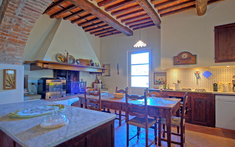 Villa Camaiore: Pièce, Propriété, Bâtiment, Meubles, Cuisine, Design Intérieur, Maison, Immobilier, Comptoir, Plafond