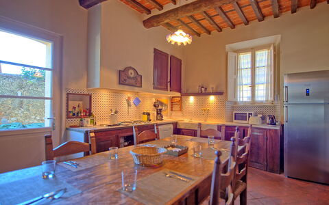 Villa Camaiore: Pièce, Propriété, Bâtiment, Meubles, Maison, Design Intérieur, Immobilier, Cuisine, Domicile, Biens