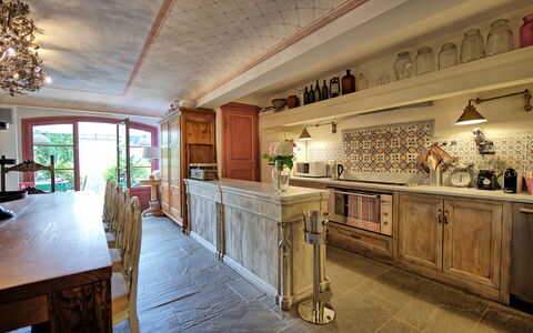 Villa Nova: Meubles, Propriété, Cabinetry, Table, Bâtiment, Comptoir, Cuisine, Design Intérieur, Bois, Éclairage