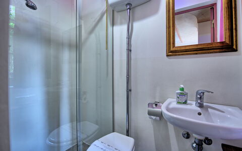 Villa Nova: Miroir, Luminaire Plomberie, Propriété, Évier, Robinet, Violet, Salle De Bains, Lavabo, Porte De Douche, Tete De Douche