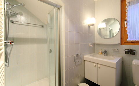 Biquinou: Salle De Bains, Pièce, Propriété, Design Intérieur, Luminaire Plomberie, Tuile, Immobilier, Bâtiment, Sol, Accessoire Salle De Bain