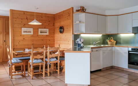 Biquinou: Bâtiment, Cabinetry, Comptoir, Propriété, Meubles, Bois, Table, Appareil De Cuisine, Éclairage, Cuisine