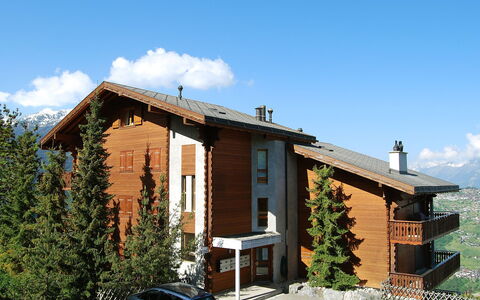 Les Cretes Ii: Ciel, Bâtiment, Nuage, Plante, Fenêtre, Voiture, Arbre, Maison, Véhicule, Chalet