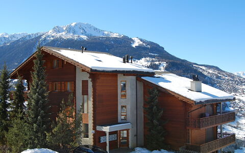 Les Cretes Ii: Ciel, Montagne, Neige, Propriété, Bâtiment, Fenêtre, Maison, Pente, Arbre, Plante