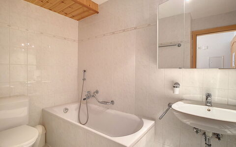Les Cretes Ii: Miroir, Robinet, Luminaire Plomberie, Propriété, Blanc, Salle De Bains, Évier, Baignoire, Lavabo, Éclairage