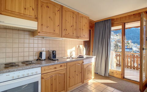 Les Cretes Ii: Comptoir, Cabinetry, Propriété, Meubles, Bâtiment, Évier, Evier, Bois, Cuisine, Robinet