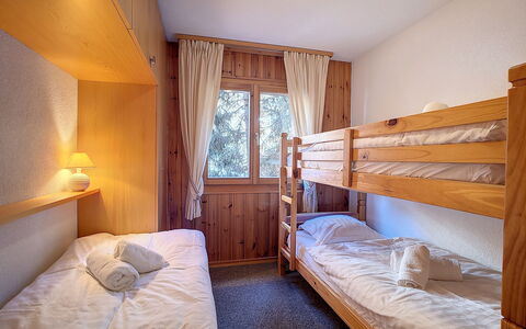 Les Cretes Ii: Meubles, Propriété, Confort, Bâtiment, Bleu Azur, Cadre De Lit, Lit, Textile, Design Intérieur, Bois