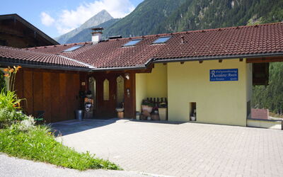Neustift im Stubaital 410: Plante, Bâtiment, Propriété, Nuage, Ciel, Maison, Montagne, Porte, Architecture, Fenêtre