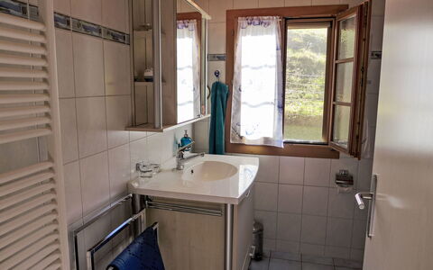 Reindli: Robinet, Évier, Propriété, Luminaire Plomberie, Miroir, Lavabo, Salle De Bains, Bâtiment, Design Intérieur