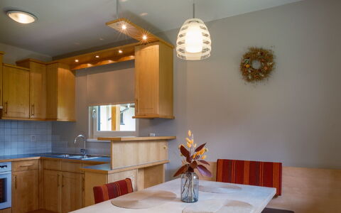 Margret: Evier, Cabinetry, Propriété, Meubles, Évier, Robinet, Comptoir, Table, Bois, Éclairage