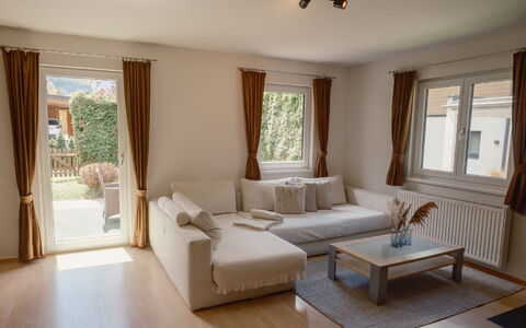 Margret: Meubles, Fenêtre, Plante, Bois, Confort, Ombre, Bâtiment, Design Intérieur, Sol, Sol