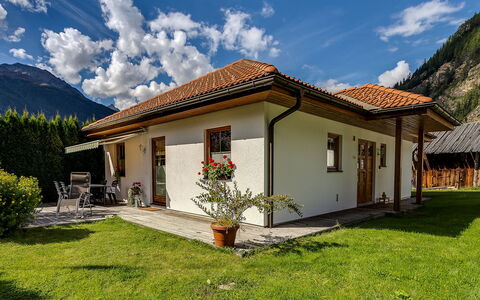 Margret: Nuage, Ciel, Plante, Bâtiment, Propriété, Fenêtre, Maison, Arbre, Lot Terre, Montagne