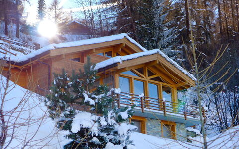 Chalet Arvine: Bâtiment, Neige, Fenêtre, Plante, Ciel, Arbre, Bois, Maison, Branche, Mélèze