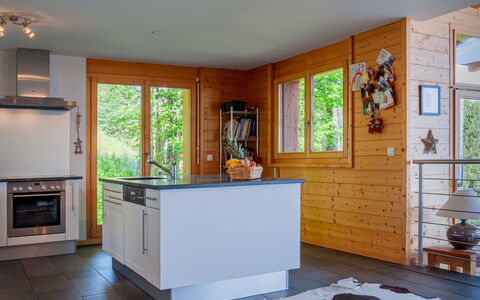 Chalet Arvine: Cabinetry, Propriété, Bâtiment, Comptoir, Fenêtre, Bois, Plante D'Appartement, Pot De Fleur, Plante, Cuisine