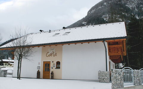 Carla: Ciel, Nuage, Neige, Propriété, Bâtiment, Fenêtre, Pente, Plante, Arbre, Chalet