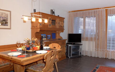 Schoneggacher Apt. S: Meubles, Table, Propriété, Cadre, Bois, Bâtiment, Design Intérieur, Plante D'Appartement, Vaisselle, Sol