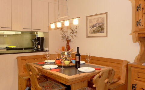 Schoneggacher Apt. S: Table, Meubles, Propriété, Cabinetry, Comptoir, Bois, Design Intérieur, Bâtiment, Éclairage, Cuisine