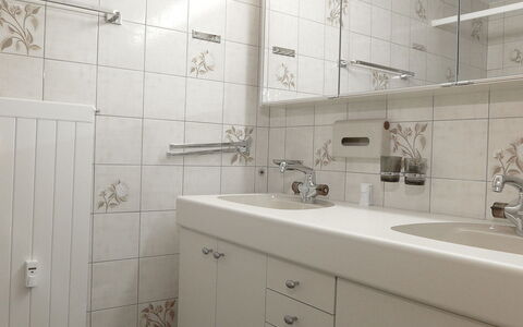 Schoneggacher Apt. S: Cabinetry, Miroir, Luminaire Plomberie, Robinet, Armoire De Toilette, Évier, Bâtiment, Salle De Bains, Maison