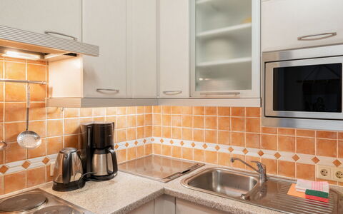 Haus Point: Cabinetry, Comptoir, Evier, Évier, Propriété, Gaz Poele, Cuisinière, Appareil De Cuisine, Bâtiment, Cooktop