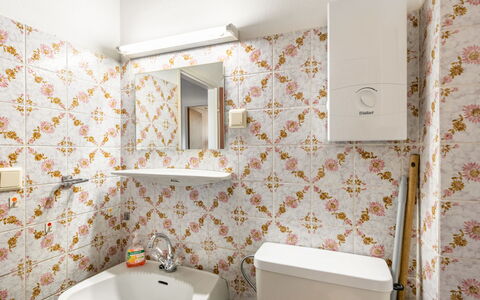 Haus Point: Miroir, Luminaire Plomberie, Robinet, Propriété, Évier, Lavabo, Blanc, Bâtiment, Salle De Bains, Violet