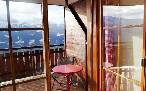 Berg-Seeblick: Meubles, Propriété, Ciel, Bâtiment, Bois, Table, Porte, Ombre, Éclairage