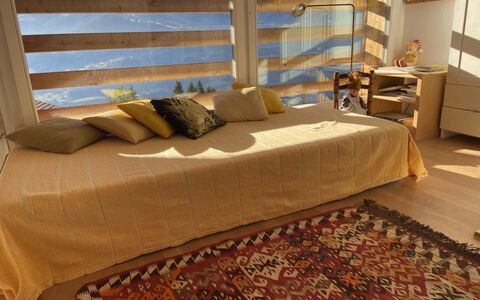 Chalet Weitblick: Meubles, Design Intérieur, Sol, Sol, Bois, Pièce, Plafond, Chambre, Textile, Lit