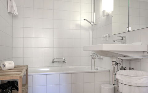 Chesa Lej: Luminaire Plomberie, Évier, Bâtiment, Blanc, Cabinetry, Robinet, Salle De Bains, Sol, Rectangle